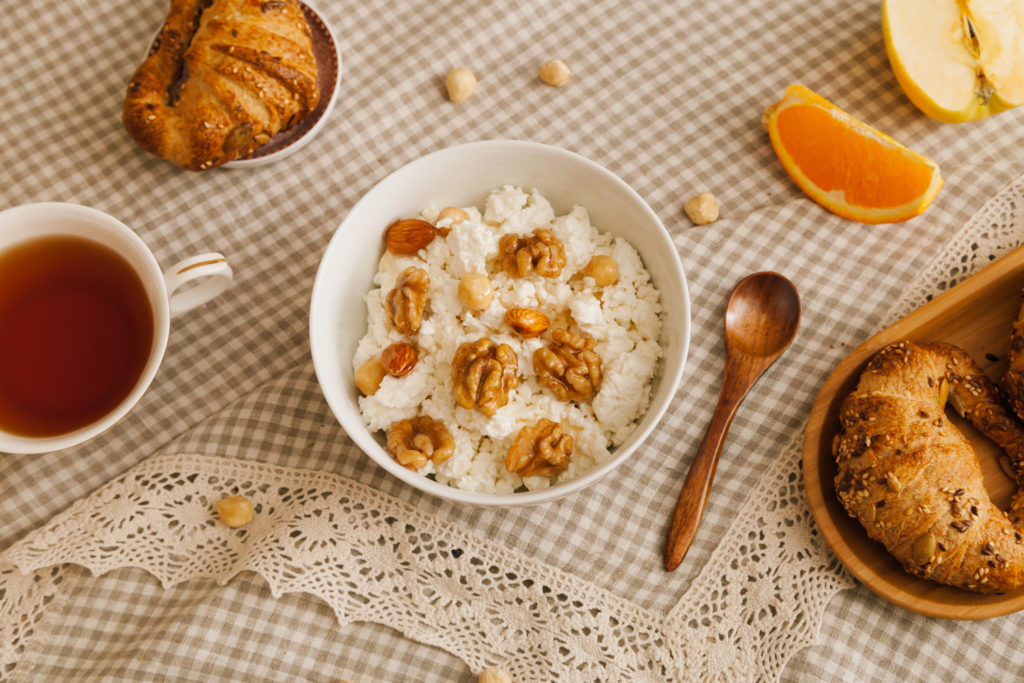 Быстрый завтрак: творог с медом и орехами