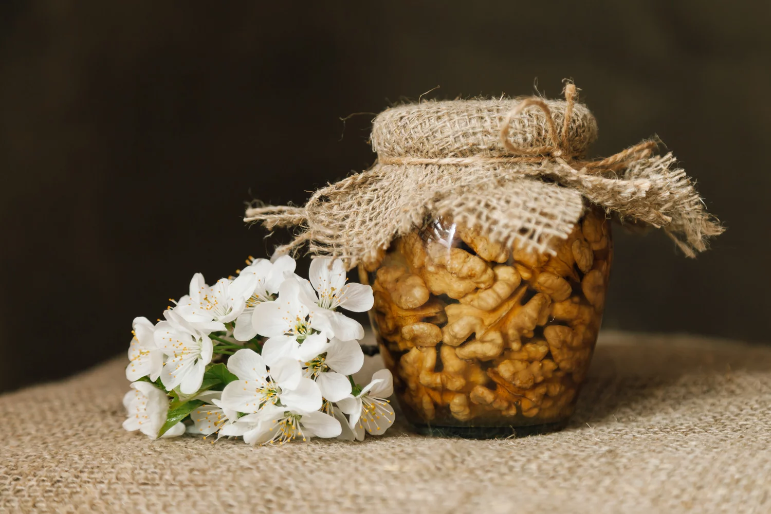 Натуральный акациевый мед и отборные ядра грецкого ореха